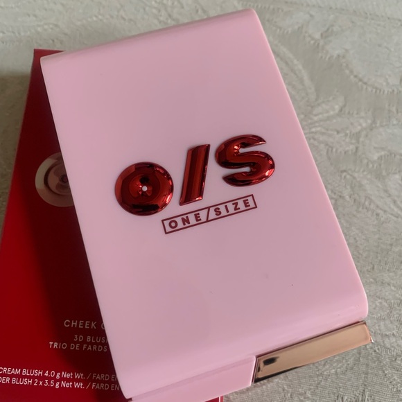 One/Size O/S Cheek Clapper 3D Blush Trio Attention Seeker BNIB - Picture 2 of 16